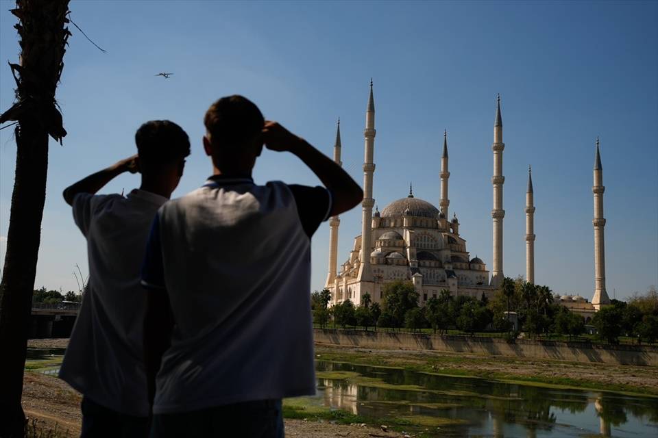 Bayraktar Akıncı Adana ve Mersin'de selamlama uçuşu yaptı 1